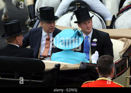 Ascot, Berkshire, UK. 19. Juni 2014.  Königliche Prozession. Prinz Andrew (links) und Prinz Harry den Parade-Ring angekommen. Ascot Racecourse. (Prinz Andrew, Prinz Harry, Ankunft, Kutsche, königliche Prozession, Royals) 521D190614ROYALASCOT. JPG-Credit: Frank Sorge/Caro/Alamy Live-Nachrichten Stockfoto