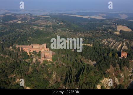 Italien Toskana Siena Landschaft Stadt Asciano Chiusure Santa Maria territorialen Abtei von Monte Oliveto Maggiore (Luftbild) Stockfoto