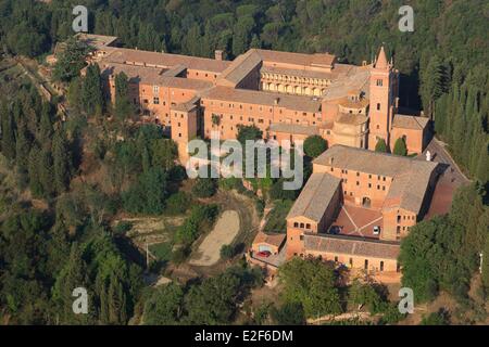 Italien Toskana Siena Landschaft Stadt Asciano Chiusure Santa Maria territorialen Abtei von Monte Oliveto Maggiore (Luftbild) Stockfoto