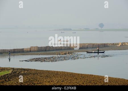 Taungthaman See, U Bein, Amarapura, Mandalay-Division, Myanmar (Burma) Ente Schäfer Stockfoto