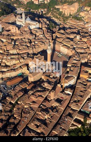 Italien, Toskana, Siena, Altstadt, Weltkulturerbe der UNESCO (Luftbild) Stockfoto