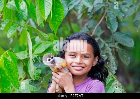 Brasilien, Bundesstaat Amazonas, Manaus, Amazonas-Becken, Kind und gemeinsame Totenkopfaffen (Saimiri Sciureus) Stockfoto