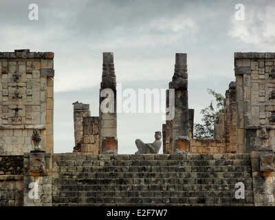 Tempel der Krieger mit Chac Mool Skulptur in Chichen Itza Ausgrabungsstätte in Yucatan, Mexiko Stockfoto