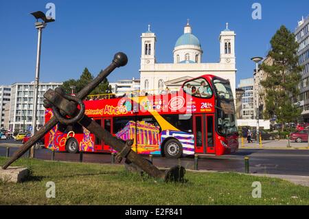 Griechenland, Athen, Piräus, Ther touristischen bus Hop on-Hop off vor Agios Nikolaos Kirche Stockfoto