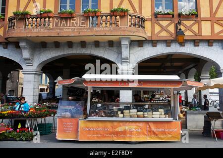 Arreau, lokale Produkte auf den Markt unter dem Rathaus, Louron Tal, Hautes-Pyrenäen, Frankreich Stockfoto