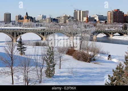 Kanada Saskatchewan Saskatoon das Stadtzentrum und die Ufern des South Saskatchewan River im winter die Uni-Brücke Stockfoto