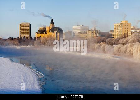 Kanada Saskatchewan Saskatoon Kiwanis Memorial Park entlang des South Saskatchewan River und das historische Delta Bessborough hotel Stockfoto