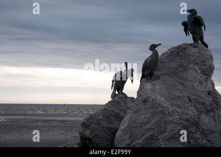 Statuen, die Bestandteil der SEESCHWALBE Projekt auf Steinen mit Blick auf Bucht von Morecambe, Lancashire, England, UK Stockfoto