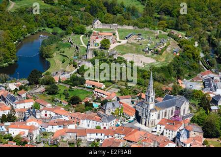 Frankreich, Vendee, Tiffauges, das Dorf und die Burg (Luftbild) Stockfoto