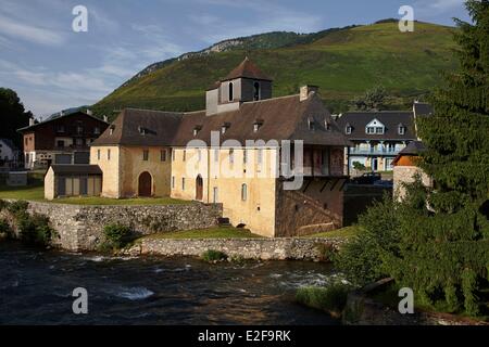 Frankreich Hautes Pyrenäen Louron Tal Arreau Chateau des Nestes auch als Chateau Camou Tourist Office und Messehallen Stockfoto