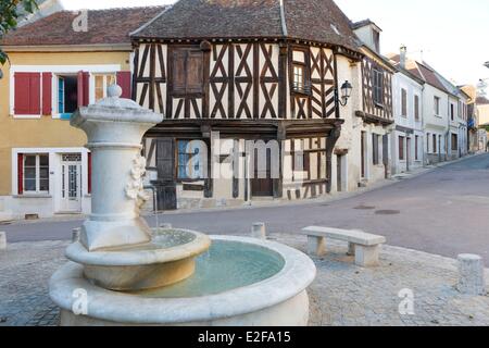Frankreich, Yonne, Cravant, halbe Fachwerkhaus und Brunnen Stockfoto