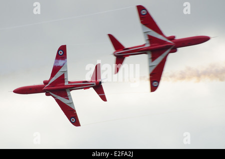 Ein dynamischen Widerstand Pass durch die Synchro-paar von der Red Arrows, die offenbar nur verpassen einander Stockfoto