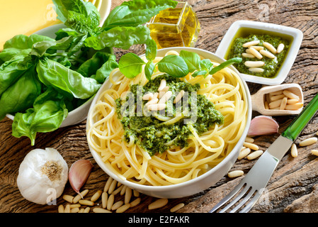 traditionelle italienische Linguine Pasta von Genovese Pesto-sauce Stockfoto