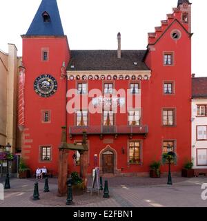 Das elsässische Museum, alte Kanzlei mit einer astronomischen Uhr auf der Fassade, Haguenau, Bas Rhin, Frankreich Stockfoto