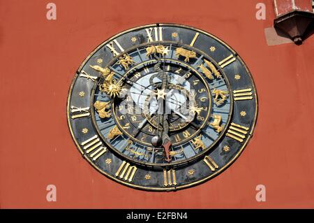 Das elsässische Museum, alte Kanzlei mit einer astronomischen Uhr auf der Fassade, Haguenau, Bas Rhin, Frankreich Stockfoto