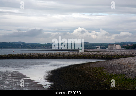 Blick über Morecambe Bay an den Rand der Stadt von der Promenade, Morecambe, Lancashire England UK Stockfoto