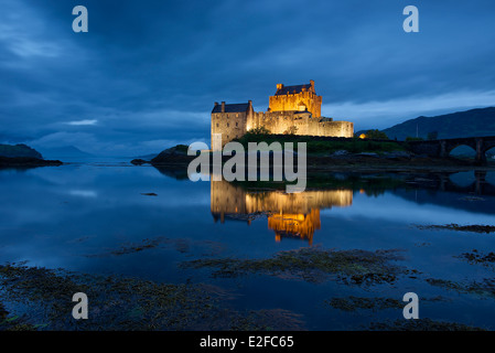 Eilean Donan Castle in der Abenddämmerung mit Beleuchtung eingeschaltet Stockfoto