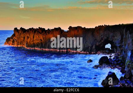 Frankreich, La Réunion (französische Übersee-Departement), Saint Philippe, Cap Mechant, Felsvorsprung der vulkanische Basalte bei Sonnenaufgang Stockfoto