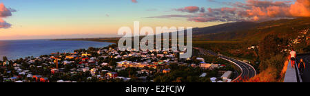 Frankreich-Reunion island (französische Übersee-Departement) Paulus indischen Ozean Panorama der Stadt von Saint Paul bei Sonnenuntergang Stockfoto