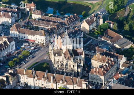 Frankreich, Calvados, Falaise, Saint-Gervais-Saint-Protais Kirche (Luftbild) Stockfoto