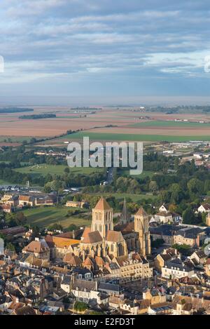 Frankreich, Calvados, Saint-Pierre Sur Tauchgänge, Abteikirche vom 11. bis zum 17. Jahrhundert (Luftbild) Stockfoto