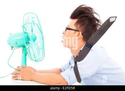 Sommerhitze, Geschäftsmann verwenden Ventilatoren abkühlen lassen Stockfoto