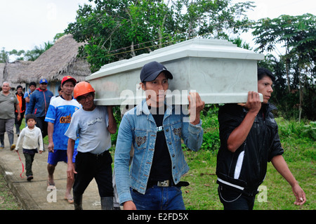 Beerdigung in Industria - DURCHGESCHWITZT. Abteilung von Loreto. Peru Stockfoto