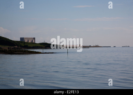 Blick über Morecambe Bay nach Heysham Kraftwerk, Morecambe, Lancashire UK Stockfoto