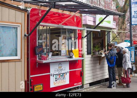 USA Oregon Portland Kreuzung zwischen SW Alder Street und 9th Avenue SW Imbisswagen bieten Küchen aus aller der Stockfoto