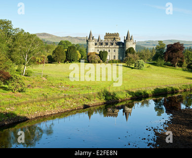 Inveraray Castle: Die angestammte Heimat der Herzog von Argyll, Chief des Clan Campbell schoss in der Morgensonne Stockfoto