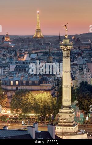 Frankreich Paris die Colonne de Juillet (Spalte Juli) am Place De La Bastille und dem Eiffel-Turm (⌐ SETE Illuminations Pierre Stockfoto