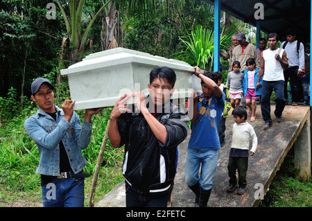 Beerdigung in Industria - DURCHGESCHWITZT. Abteilung von Loreto. Peru Stockfoto