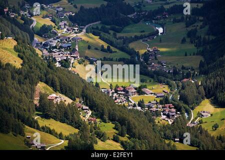 Österreich, Kärnten, Hohe Tauern Nationalpark, Großglockner Hochalpenstraße, Draufsicht des Dorfes Heiligenblut Stockfoto