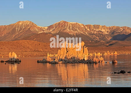 USA Kalifornien östlichen Sierra Nevada Mono Lake Tufa State Reserve in der Nähe von Lee Vining Kalktuff-Formationen reflektieren Mono Stockfoto