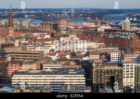 Deutschland, Hamburg, Blick vom Pfeil des St Michel Kirche Sainte Catherine, Speicherstadt und HafenCity Kirche Stockfoto