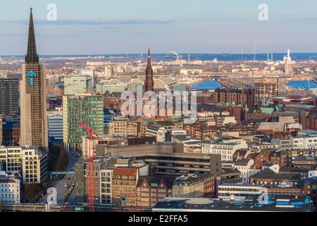 Deutschland Hamburg-Blick vom Pfeil des St Michel Kirche auf Speicherstadt HafenCity Sainte Catherine Kirche und St. Nikolai Stockfoto