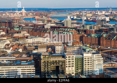 Deutschland, Hamburg, Blick von der Pfeil des St Michel Kirche am Fluss Elbe, HafenCity und Speicherstadt Stockfoto