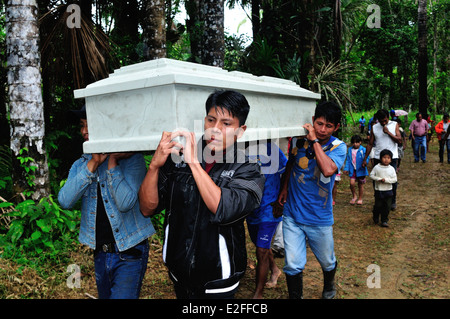 Beerdigung in Industria - DURCHGESCHWITZT. Abteilung von Loreto. Peru Stockfoto