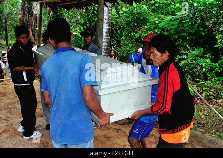 Beerdigung in Industria - DURCHGESCHWITZT. Abteilung von Loreto. Peru Stockfoto