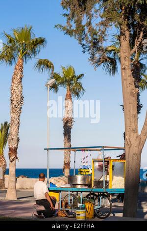 Zypern, Limassol, Strandpromenade, Verkäufer von Popcorn und Zuckerwatte Stockfoto