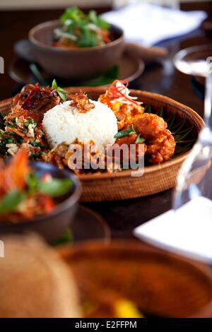 Indonesien Bali Manggis Amankila Hotel Restaurant Nasi Campur (indonesische Verkostung Platte) Ayam Goreng Ketchup Manis ist Stockfoto