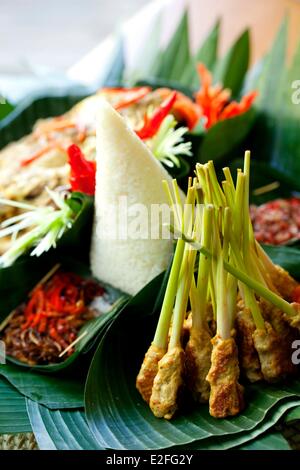 Indonesien, Bali, Seminyak, Blue Karma Hotel, Satay, Hähnchen-Spieße auf Zweig Zitronengras und scharfe Paprika mit Reis Stockfoto