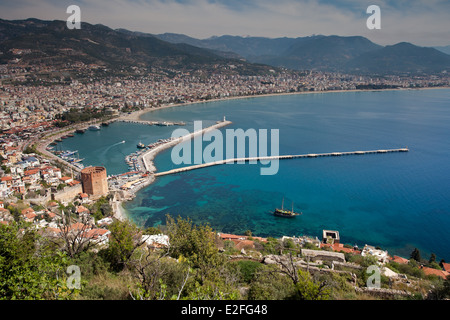 Blick vom bergauf: Alanya Hafen und roter Turm Stockfoto