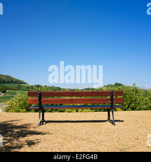 Bank mit Blick auf die Landschaft Stockfoto