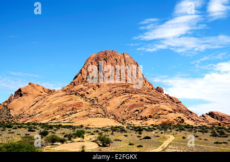 Die afrikanischen Berg Spitzkoppe in Namibia mit blauen Himmel oben Stockfoto