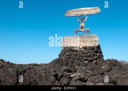 Spanien, Kanarische Inseln, Insel Lanzarote, Yaiza, Nationalpark Timanfaya, der Eingang zum Park, melden gezeichnet von Cesar Manrique Stockfoto