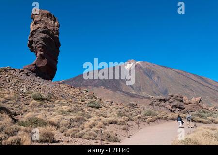 Spanien Kanaren Insel von Teneriffa Teide-Nationalpark UNESCO Wanderer vor den El Teide als Weltkulturerbe gelistet Stockfoto