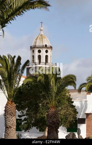 Spanien, Kanarische Inseln, Insel Lanzarote Teguise, Kirche Kirchturm unserer Dame von Guadalupe Stockfoto