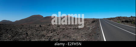 Spanien, Kanarische Inseln, Insel von Lanzarote, Yaiza, Nationalpark Timanfaya, Straße durch die Lavafelder Stockfoto