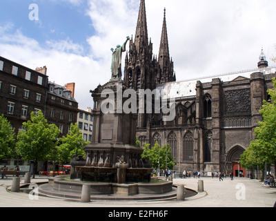 Statue von Urbain II und Kathedrale von Clermont-Ferrand, Auvergne, Frankreich Stockfoto